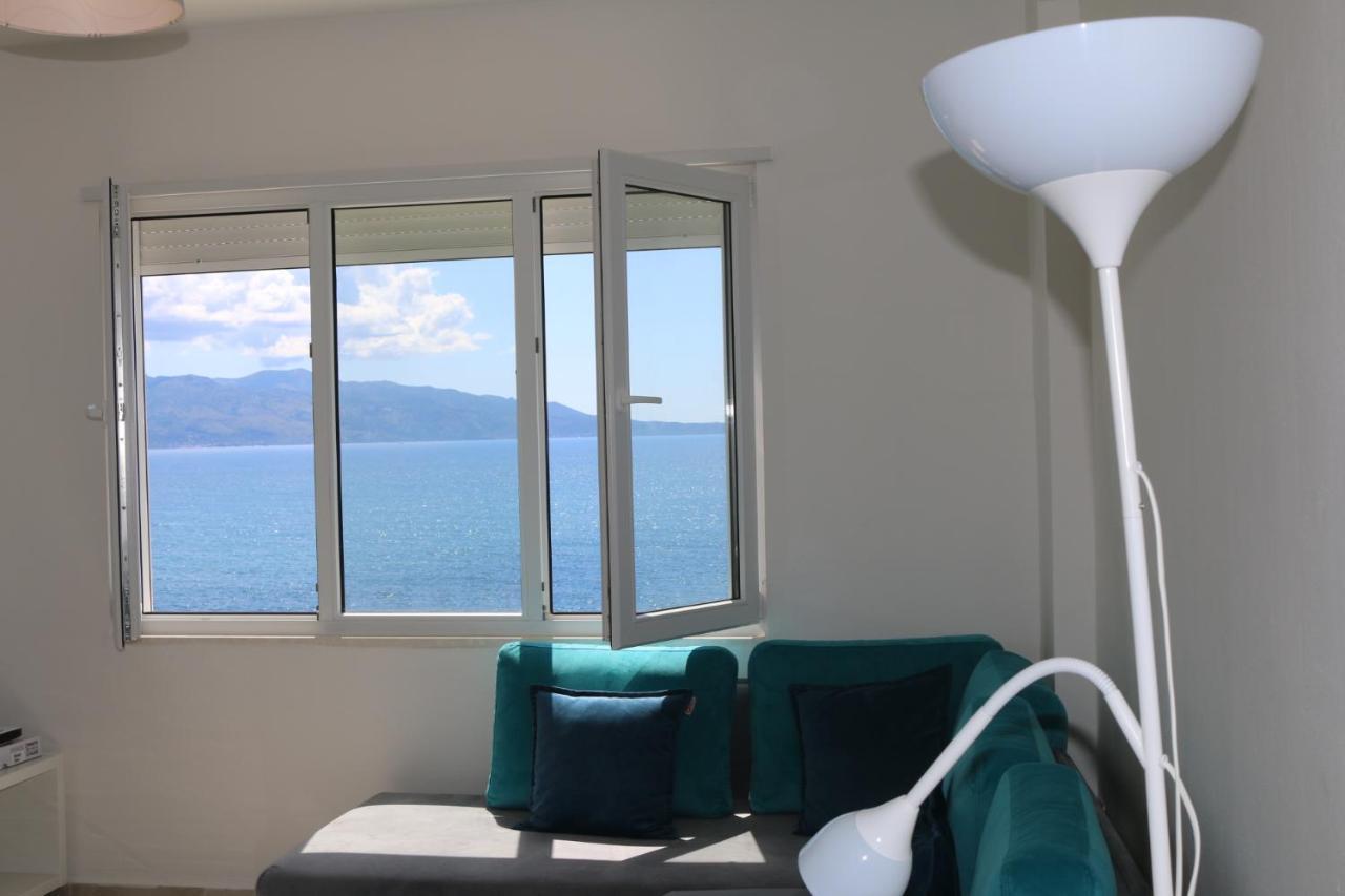 White Sea View Apartament *