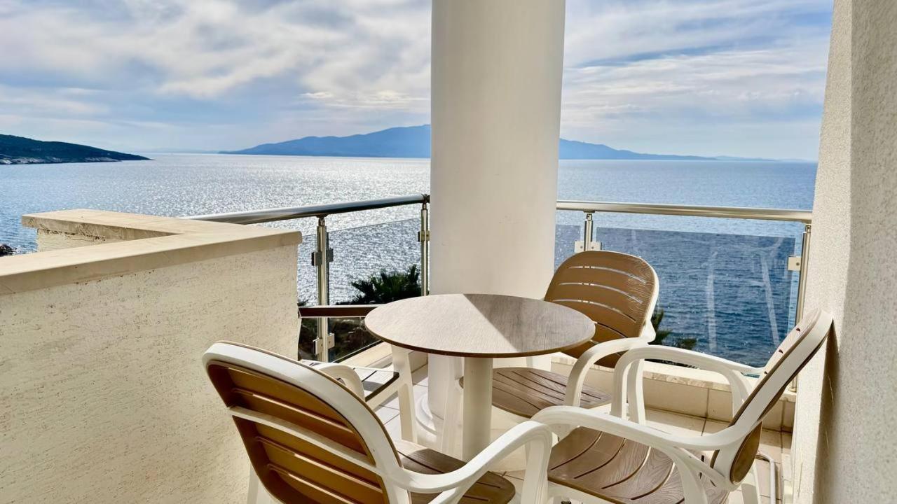 White Sea View Apartament *