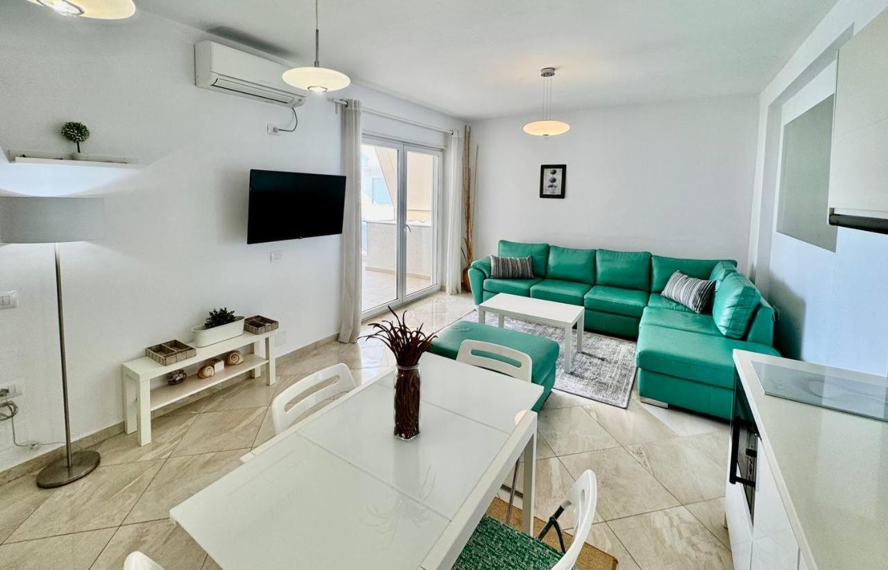 White Sea View Apartament *